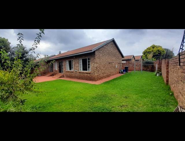 3 BEDROOM TOWNHOUSE FOR SALE IN ELDORAIGNE